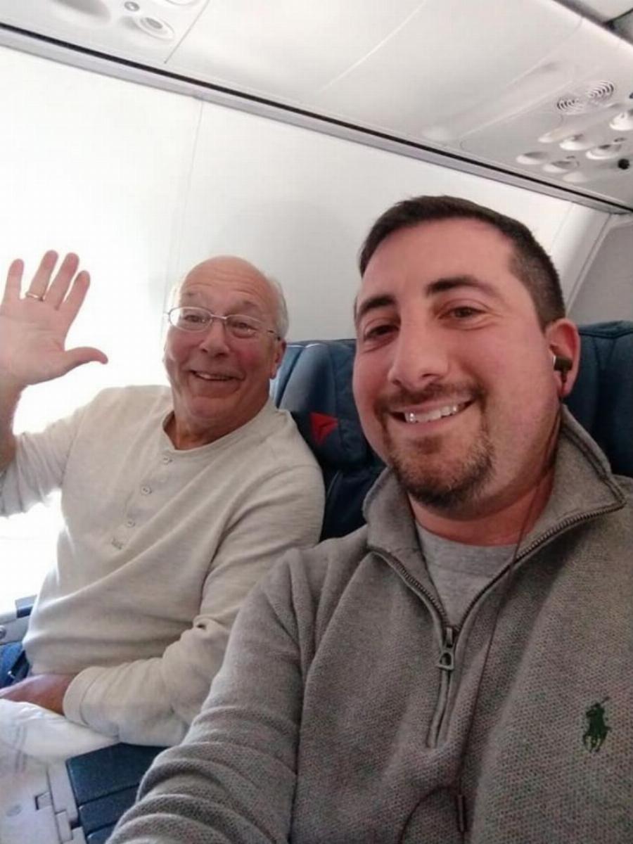 Πατέρας έκλεισε εισιτήρια σε 6 πτήσεις για να είναι μαζί με την αεροσυνοδό κόρη του στις γιορτές