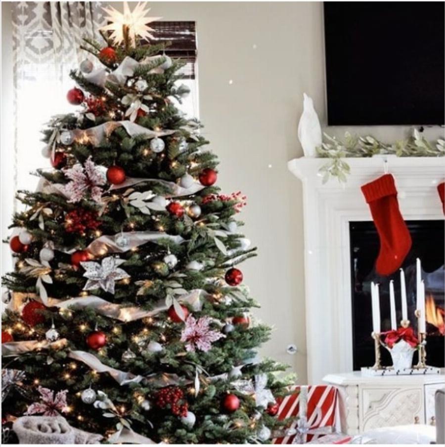 Σαν Βασίλισσα στην αγκαλιά του άντρα της: Η Νατάσα Παζαΐτη με εφαρμοστό κόκκινο φόρεμα μέσα στο παραμυθένιο σαλόνι της