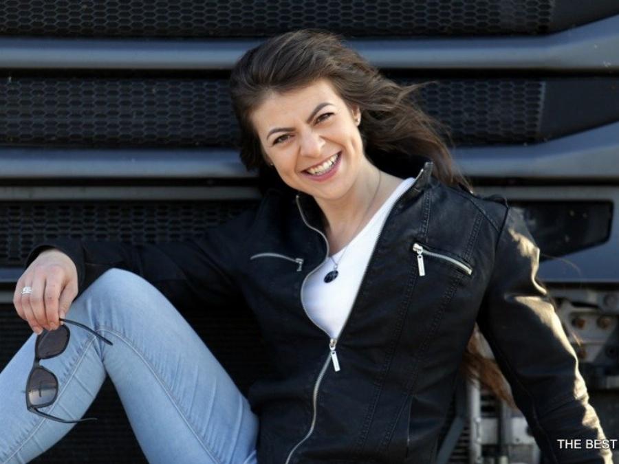 Η 24χρονη Ντανιέλα από την Πάτρα είναι πανέμορφη και είναι η πιο νέα οδηγός νταλίκας στην Ελλάδα