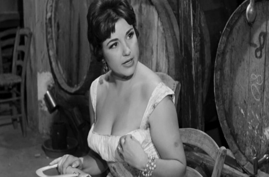 Αλέκα Στρατηγού: Ο γάμος με τον Μπάρκουλη, τα τρυφερά λόγια του, το πάθος για τα χαρτιά και ο άδοξος θάνατός της