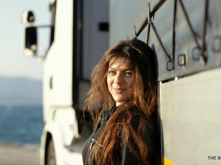 Η 24χρονη Ντανιέλα από την Πάτρα είναι πανέμορφη και είναι η πιο νέα οδηγός νταλίκας στην Ελλάδα