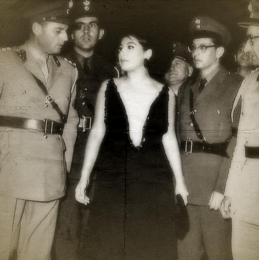 Ελένη Ανουσάκη: Οι 200 ρόλοι, η αστυνομία για το προκλητικό φόρεμα, η απόφαση να μην κάνει παιδιά και η ψυχοθεραπεία