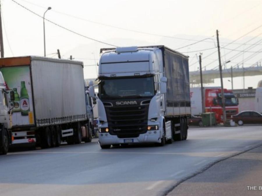 Η 24χρονη Ντανιέλα από την Πάτρα είναι πανέμορφη και είναι η πιο νέα οδηγός νταλίκας στην Ελλάδα