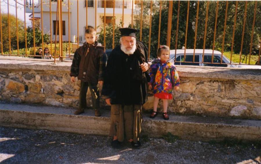 Το θαύμα του Παπά – Φώτη από την Μυτιλήνη: Περπατούσε στη βροχή και παρέμενε στεγνός