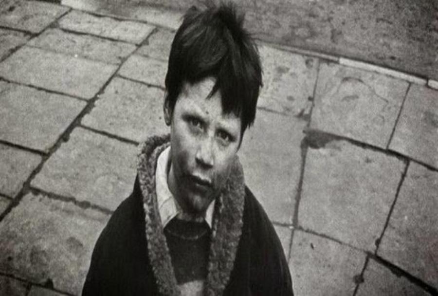 Συγκινητική ιστορία: Ένα φτωχό αγόρι χτύπησε μια πόρτα για ένα πιάτο φαγητό, αλλά αυτός που άνοιξε του άλλαξε την ζωή