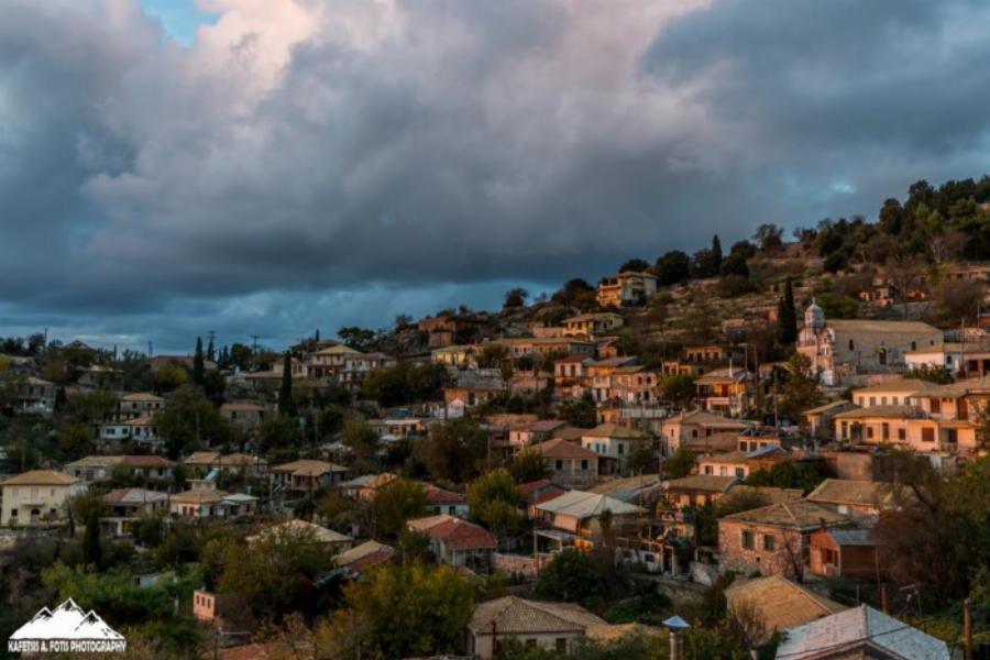 Σαν σκηνικό ταινίας: Το μοναδικό εστιατόριο της Ελλάδας όπου μπορείς να φας πάνω από τα σύννεφα!