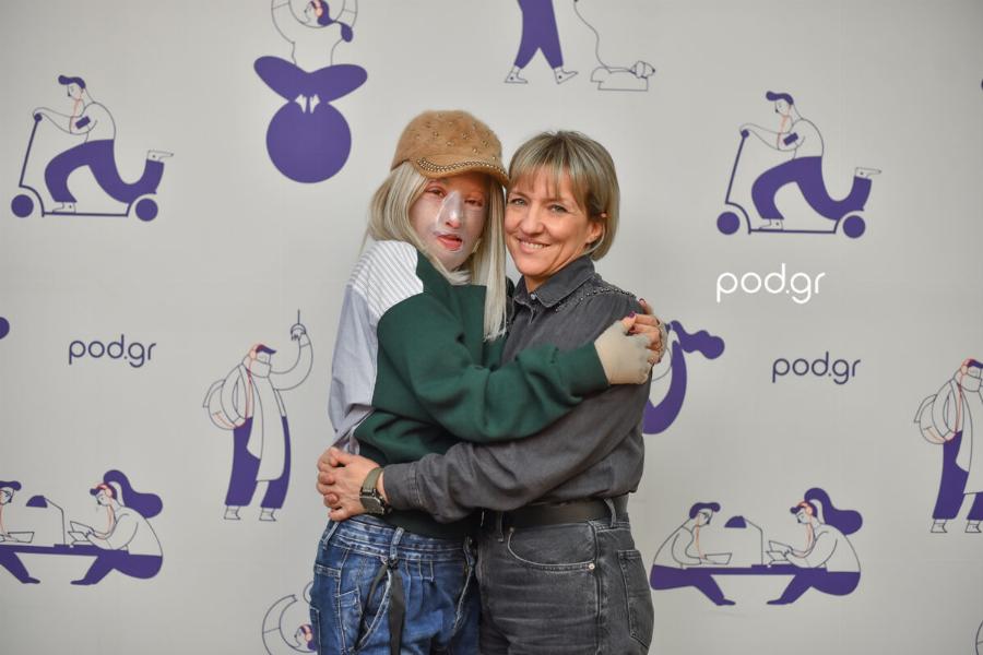 «Μετράμε 18 γυναικοκτονίες στην Ελλάδα»: Η συνάντηση της Ιωάννας Παλιοσπύρου με τη μητέρα της αδικοχαμένης Γαρυφαλλιάς