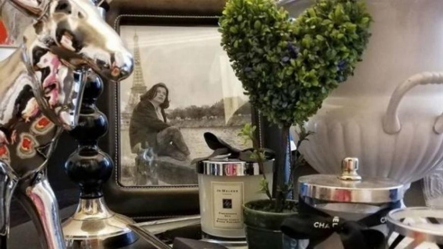 Κωνσταντίνος Καζάκος: Στο όμορφο σπίτι του ξεχωρίζουν τα υπέροχα πορτραίτα της μητέρας του, Τζένης Καρέζη