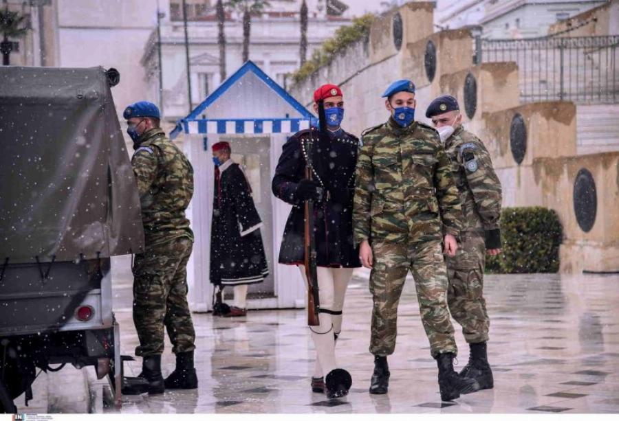 Λάμπρος Πάλλας: Αυτός είναι το παλικάρι Εύζωνας που στεκόταν προσοχή σε πρωτόγνωρες συνθήκες