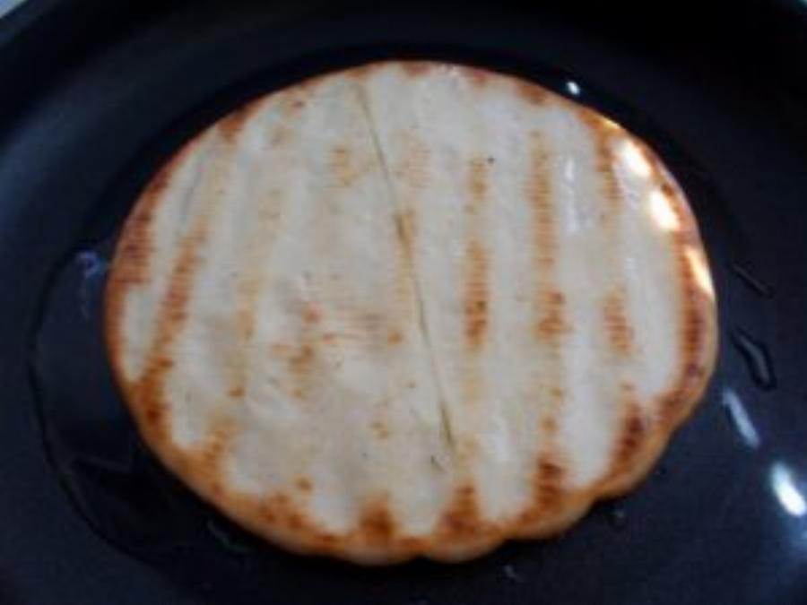 Η πιο εύκολη συνταγή για πεντανόστιμα τυροπιτάκια με πίτα σουβλάκι