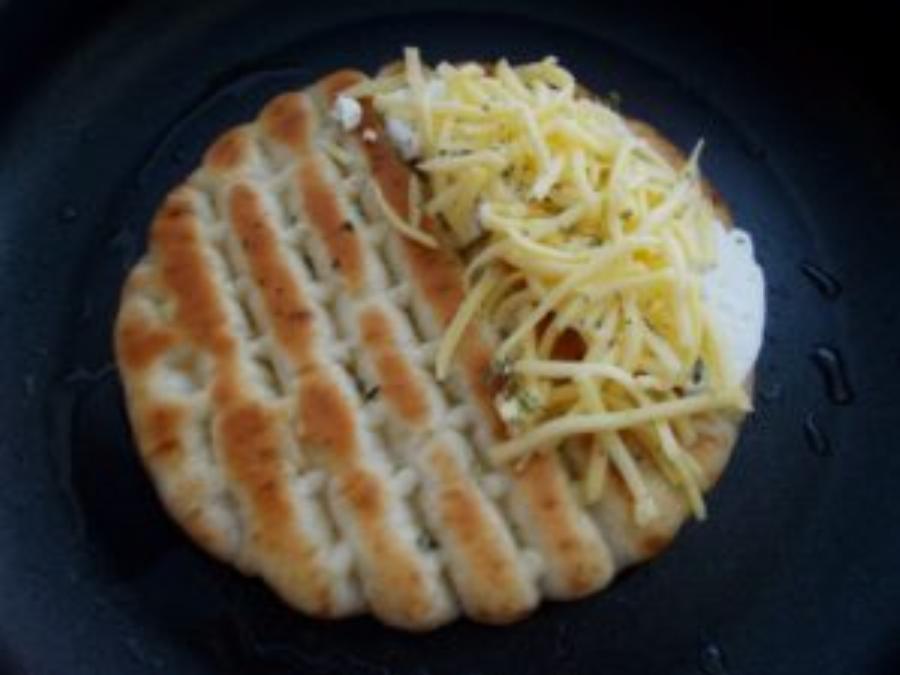 Η πιο εύκολη συνταγή για πεντανόστιμα τυροπιτάκια με πίτα σουβλάκι