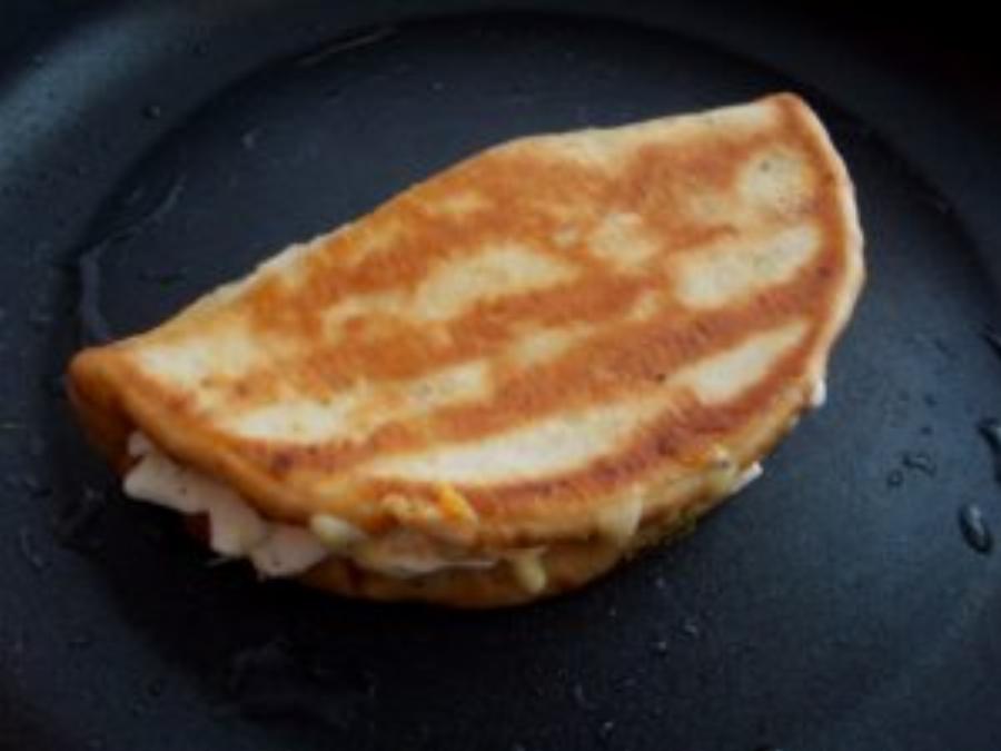 Η πιο εύκολη συνταγή για πεντανόστιμα τυροπιτάκια με πίτα σουβλάκι