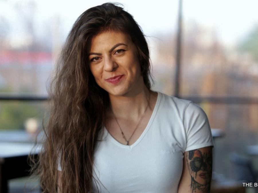 Η 24χρονη Ντανιέλα από την Πάτρα είναι πανέμορφη και είναι η πιο νέα οδηγός νταλίκας στην Ελλάδα