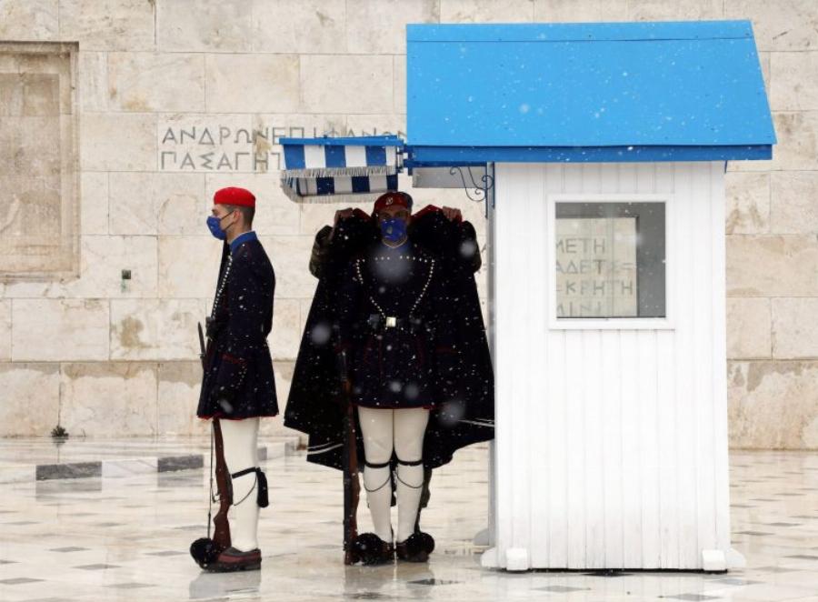 Λάμπρος Πάλλας: Αυτός είναι το παλικάρι Εύζωνας που στεκόταν προσοχή σε πρωτόγνωρες συνθήκες