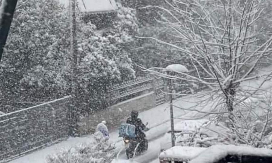 Το ντροπιαστικό βίντεο της ημέρας: Ντελιβεράς παλεύει να παραδώσει παραγγελία μέσα στο χιόνι