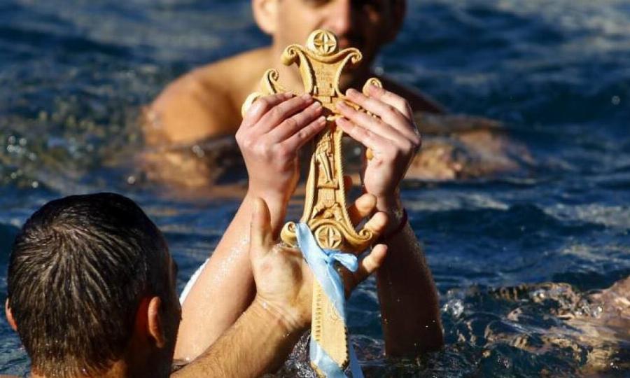 Τι γιορτάζουμε τα Θεοφάνεια; Γιατί λέγονται και Φώτα, ποια τα έθιμα και τα κάλαντα