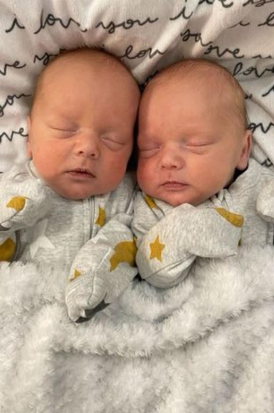 Διδυμάκια 7 μηνών αρνούνται να κοιμηθούν χώρια και τσιρίζουν μόλις χωριστούν