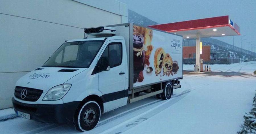 Οδηγός της εταιρίας «Οικογένεια Στεργίου» ήταν αυτός που μοίραζε τρόφιμα στους εγκλωβισμένους στην Αττική Οδό