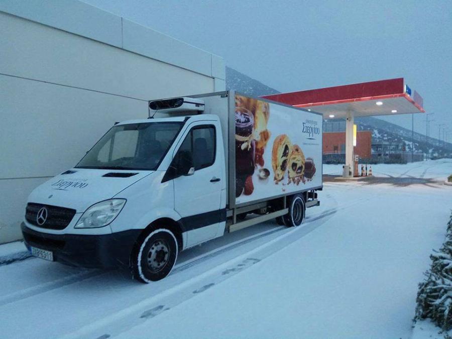 Οδηγός της εταιρίας «Οικογένεια Στεργίου» ήταν αυτός που μοίραζε τρόφιμα στους εγκλωβισμένους στην Αττική Οδό