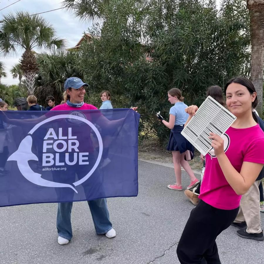 Τάνια Δράκου: Η εθελόντρια που συγκίνησε την Ελλάδα τραγουδώντας στη φάλαινα στον Άλιμο