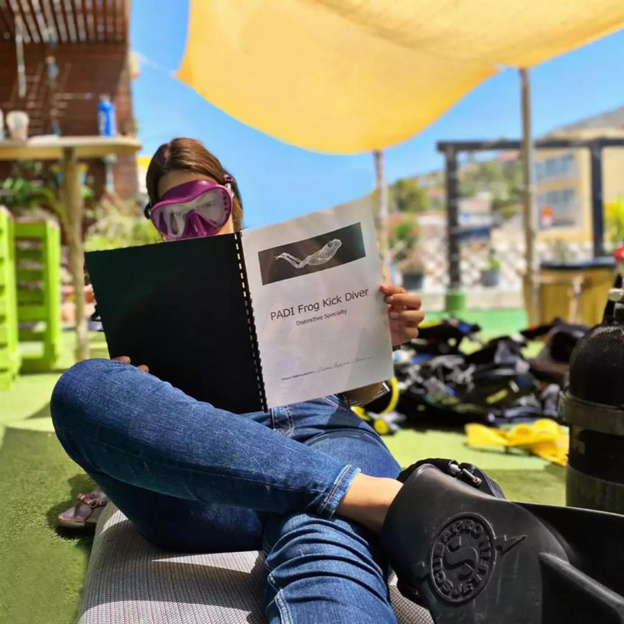 Τάνια Δράκου: Η εθελόντρια που συγκίνησε την Ελλάδα τραγουδώντας στη φάλαινα στον Άλιμο