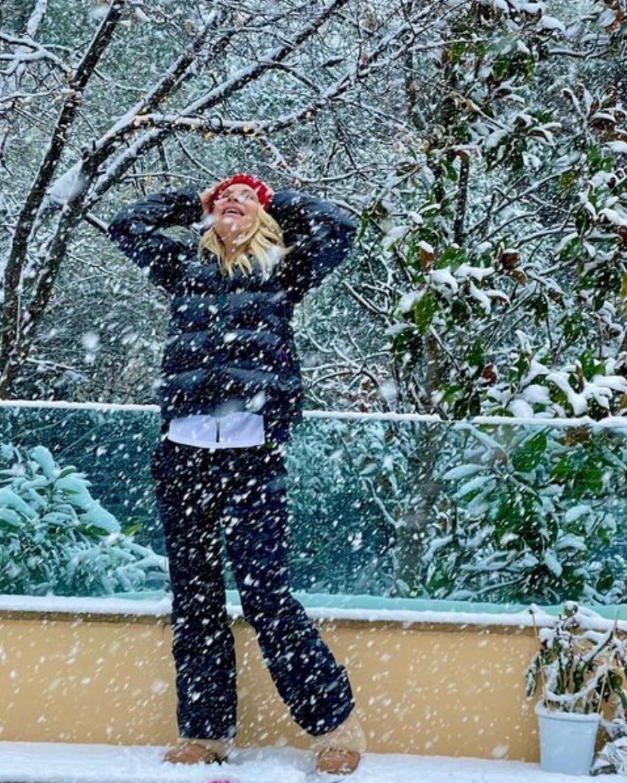 Ελένη Μενεγάκη: Οι φωτογραφίες από τον χιονισμένο κήπο της – Ξετρελαμένη με το χιόνι η παρουσιάστρια
