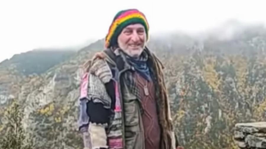 Έβαλε τέλος στην ζωή της πόλης: Μετακόμισε στον Όλυμπο και ζει 16 χρόνια σε καλύβα χωρίς ρεύμα