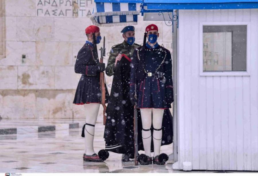 Λάμπρος Πάλλας: Αυτός είναι το παλικάρι Εύζωνας που στεκόταν προσοχή σε πρωτόγνωρες συνθήκες