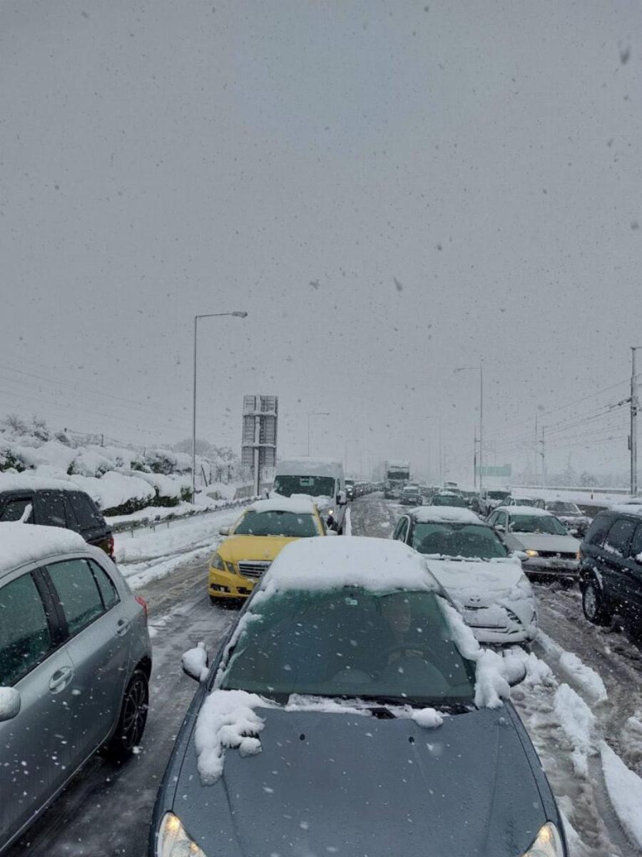 Αττική οδός σήμερα: Οδηγοί με οικογένειες 5 ώρες εγκλωβισμένοι – Μωρά κλαίνε, γυναίκες λιποθυμούν