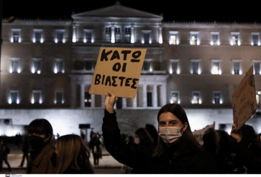 «Αδελφή μου, εγώ σε πιστεύω»: Πλήθος κόσμου κατέκλυσε το Σύνταγμα στην πορεία συμπαράστασης στην 24χρονη Γεωργία Μπίκα