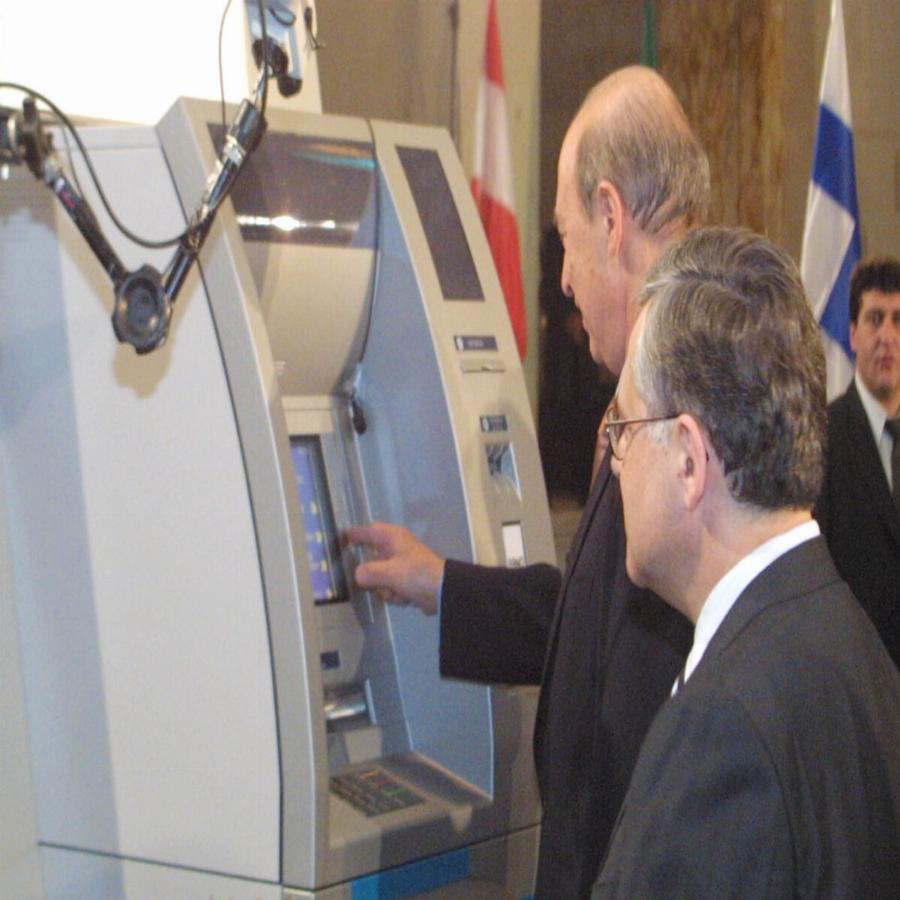 Σαν σήμερα: 1 Ιανουαρίου, η δραχμή αντικαθιστάται από το ευρώ και η ζωή όλων άλλαξε για τα καλά