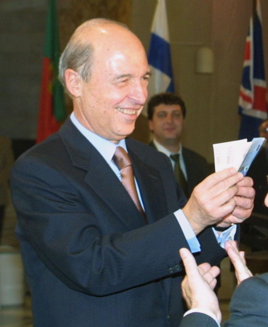 Σαν σήμερα: 1 Ιανουαρίου, η δραχμή αντικαθιστάται από το ευρώ και η ζωή όλων άλλαξε για τα καλά