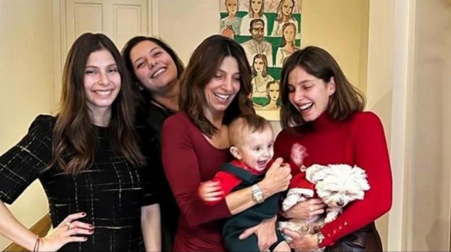 Πόπη Τσαπανίδου: Ευτυχισμένη με τις κόρες της και τον εγγονό της