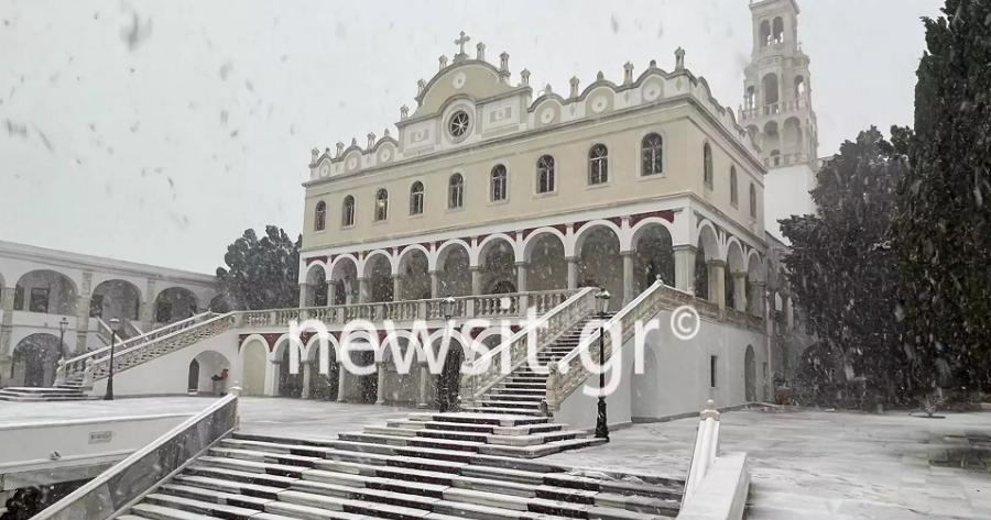 Παναγία της Τήνου: Η Μεγαλόχαρη στα λευκά – Εικόνες κατάνυξης που γίνονται viral στην κακοκαιρία