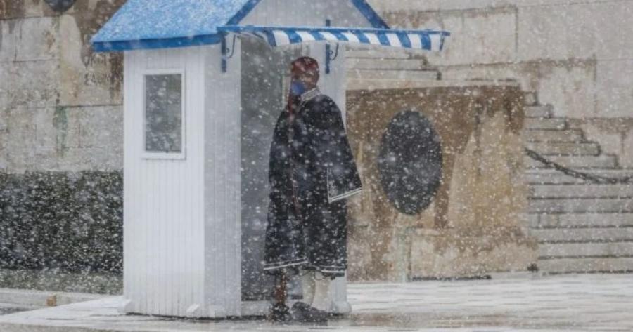 «Γεια σου μάγκα τσολιά μου»: Οι Εύζωνες δεν λυγίζουν από την κακοκαιρία