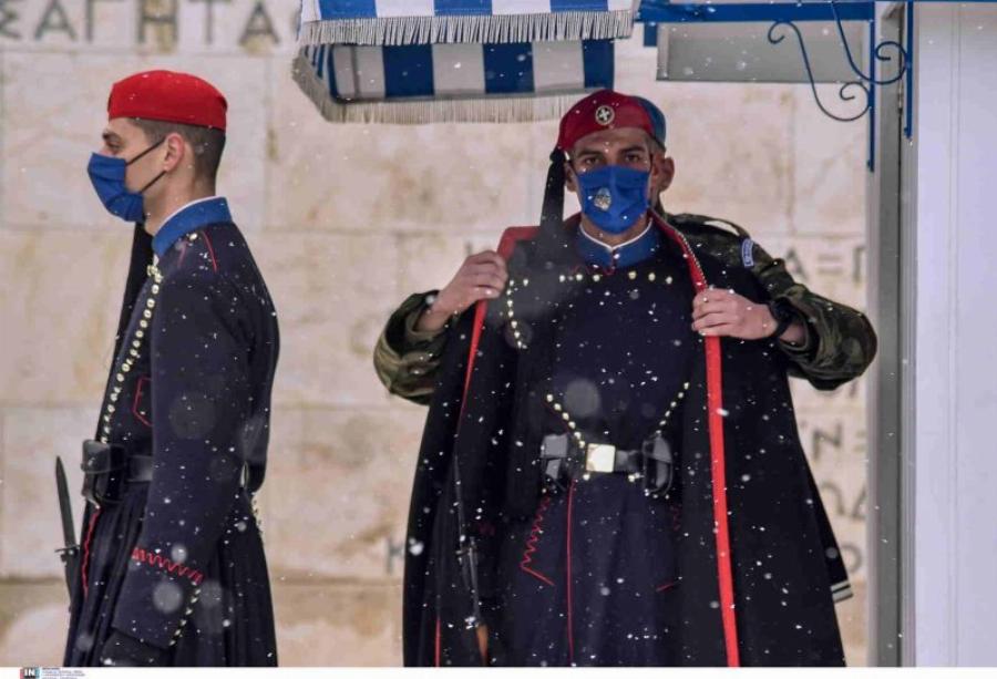 Λάμπρος Πάλλας: Αυτός είναι το παλικάρι Εύζωνας που στεκόταν προσοχή σε πρωτόγνωρες συνθήκες