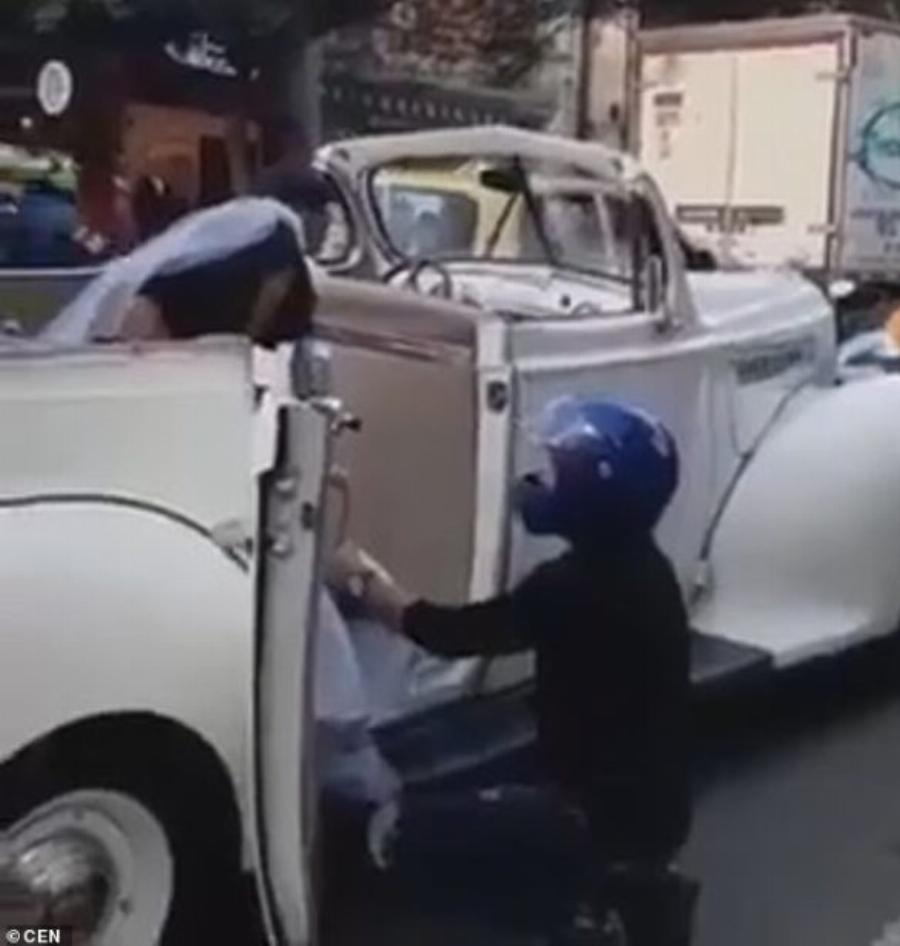 Ερωτευμένος άντρας σταματάει την πρώην του λίγο πριν το γάμο: Την παρακαλάει γονατιστός να μην παντρευτεί