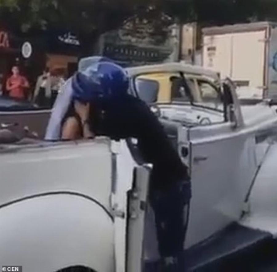 Ερωτευμένος άντρας σταματάει την πρώην του λίγο πριν το γάμο: Την παρακαλάει γονατιστός να μην παντρευτεί