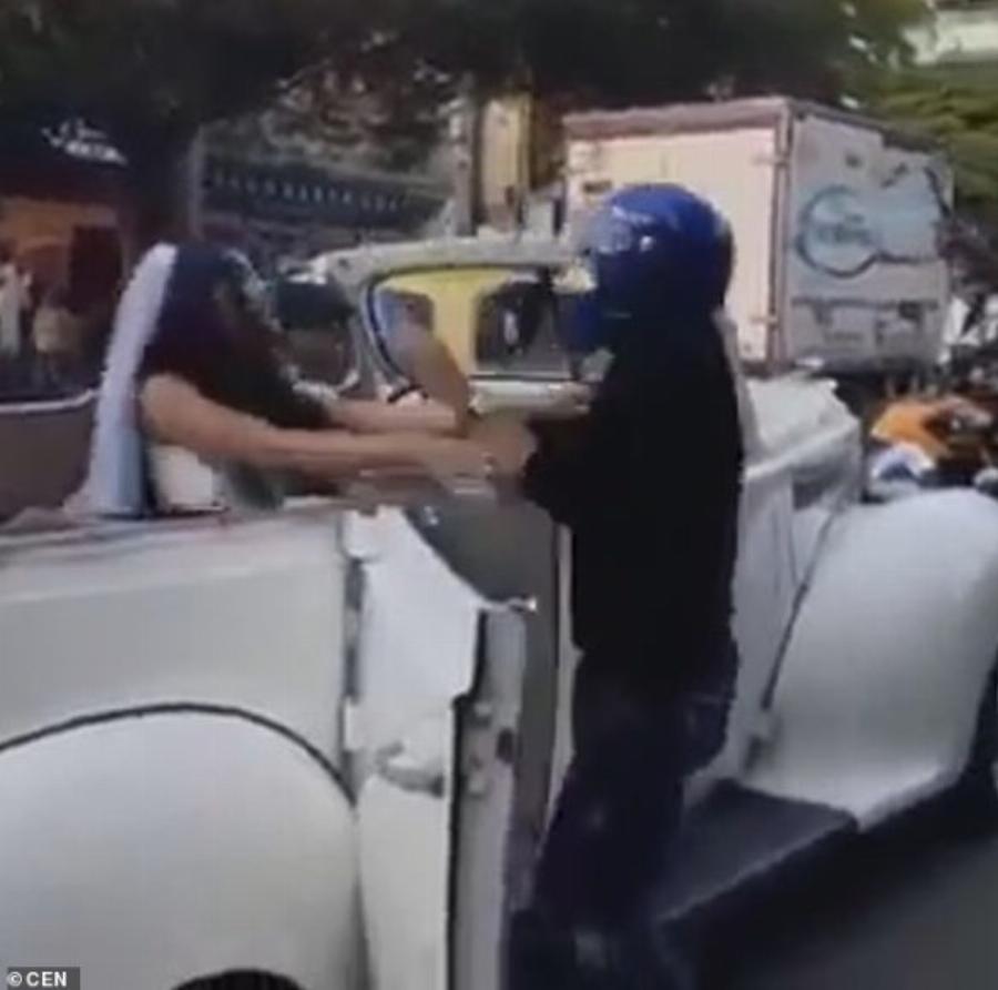 Ερωτευμένος άντρας σταματάει την πρώην του λίγο πριν το γάμο: Την παρακαλάει γονατιστός να μην παντρευτεί