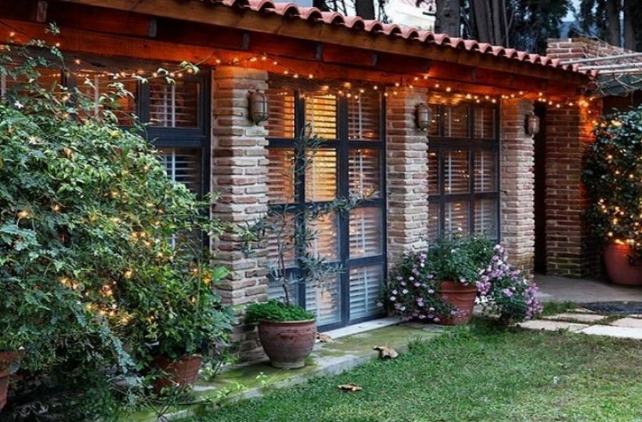Το παραμυθένιο «μικρό σπίτι στο λιβάδι» βρίσκεται στο κέντρο της Αθήνας και το εσωτερικό του θυμίζει όνειρο