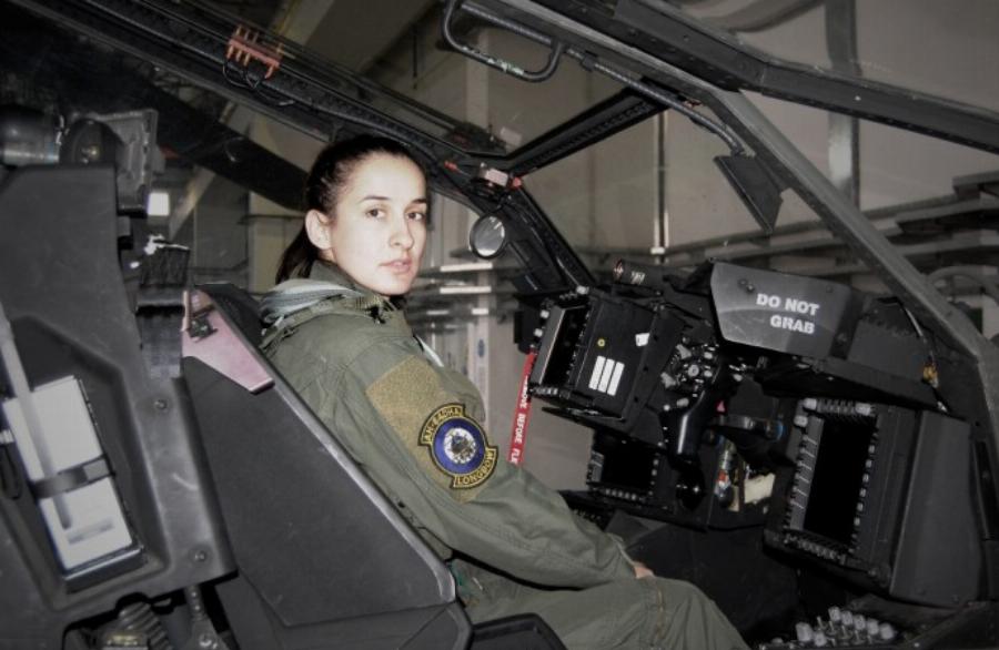 Αθηνά Πανουργιά: Η πρώτη γυναίκα χειριστής Απάτσι, αφήνει ιστορία στις Ένοπλες Δυνάμεις