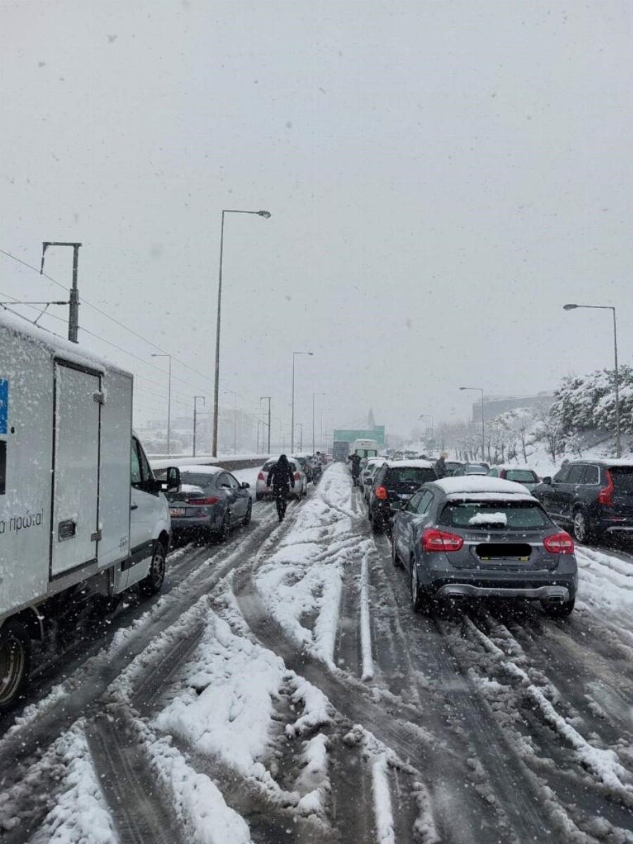 Αττική οδός σήμερα: Οδηγοί με οικογένειες 5 ώρες εγκλωβισμένοι – Μωρά κλαίνε, γυναίκες λιποθυμούν