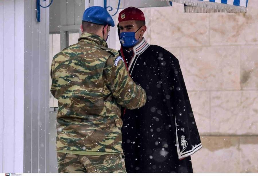 Λάμπρος Πάλλας: Αυτός είναι το παλικάρι Εύζωνας που στεκόταν προσοχή σε πρωτόγνωρες συνθήκες