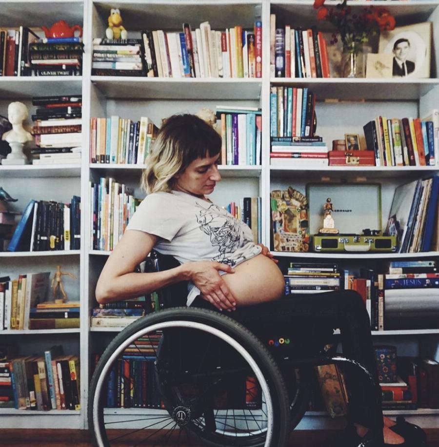 «Από μικρή ζω πάνω σε ένα αναπηρικό αμαξίδιο, αλλά τα κατάφερα και έγινα μια καλή μαμά»