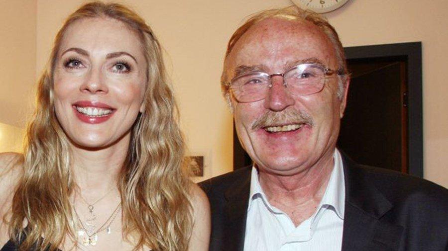 Ντίνος Καρύδης: Τα δύσκολα παιδικά χρόνια, η πορεία στην υποκριτική, η κόρη του Σμαράγδα, το έμφραγμα και οι οικονομικές δυσκολίες