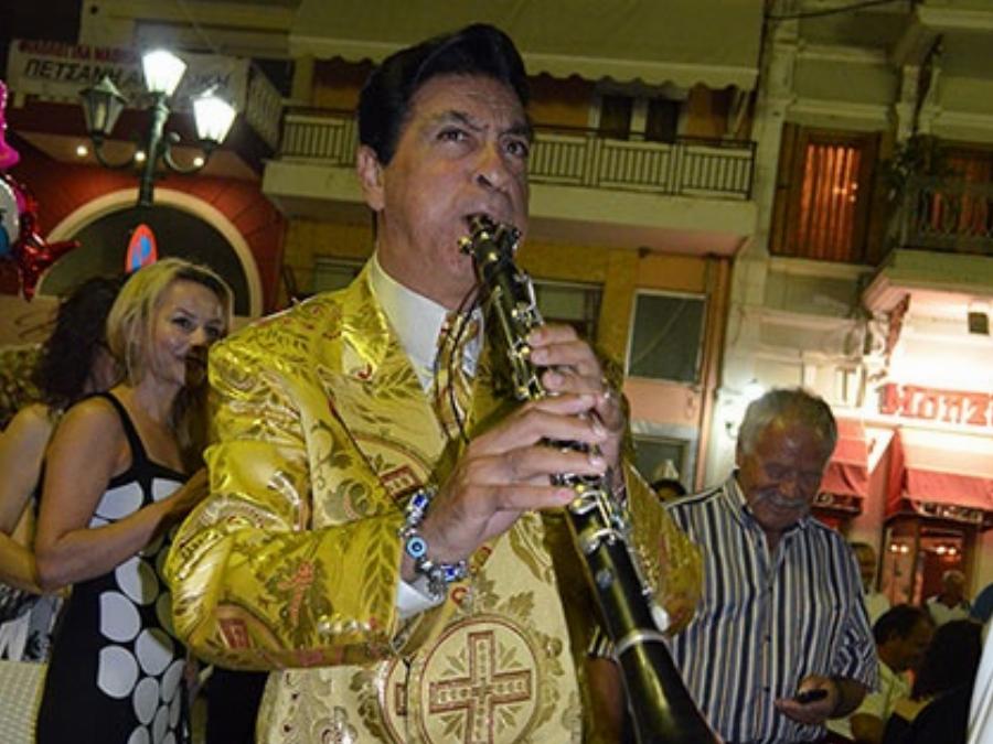 Γιώργος Μάγκας: Ο τσιγγάνος με τη διεθνή καριέρα, ο πατέρας που τον ήθελε γιατρό, τα αστραφτερά κοστούμια, οι γυναίκες και η θρησκεία