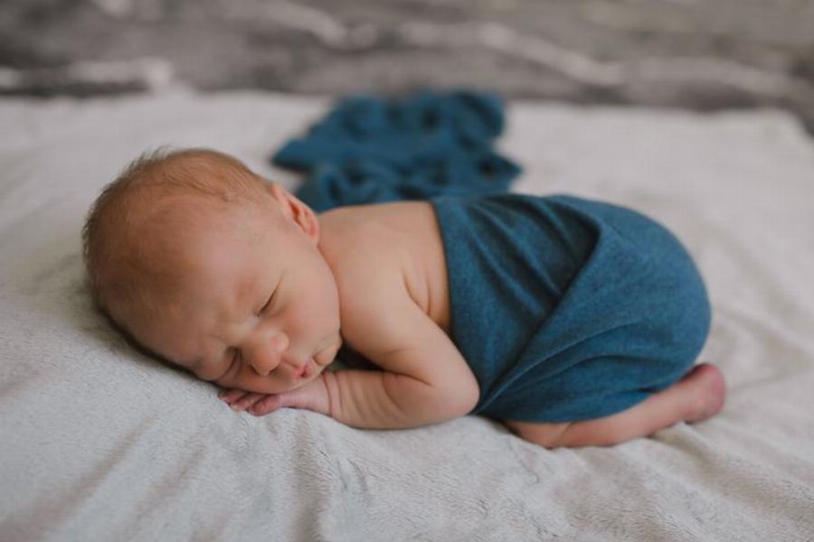 Συγκινητική ιστορία: Μια μάνα έκανε μια συγκλονιστική φωτογράφηση με τα δίδυμα της πριν το ένα φύγει από την ζωή