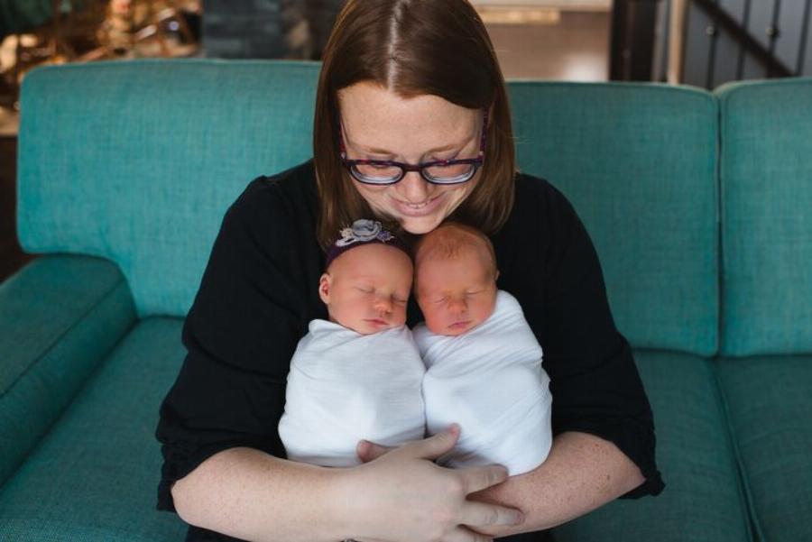 Συγκινητική ιστορία: Μια μάνα έκανε μια συγκλονιστική φωτογράφηση με τα δίδυμα της πριν το ένα φύγει από την ζωή