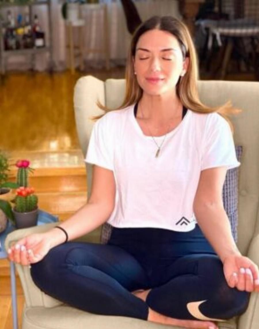 Βάσω Λασκαράκη: Το πολυτελέστατο εξοχικό στην Κρήτη, το μεγάλο σαλόνι και ο ονειρεμένος κήπος με τα λουλούδια