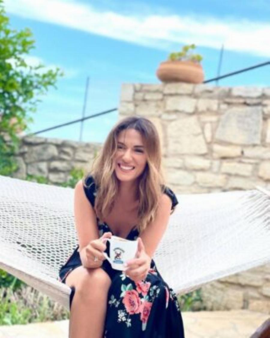 Βάσω Λασκαράκη: Το πολυτελέστατο εξοχικό στην Κρήτη, το μεγάλο σαλόνι και ο ονειρεμένος κήπος με τα λουλούδια